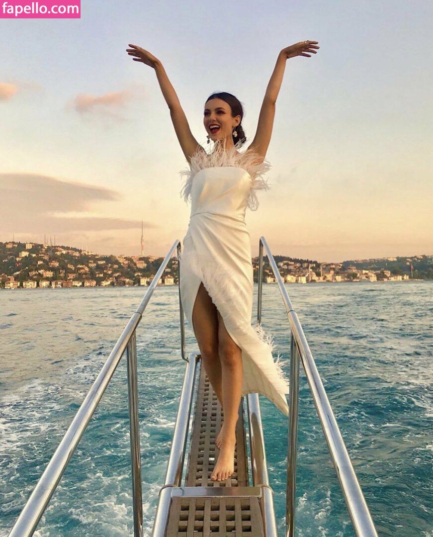 https://fapello.com/content/v/i/victoria-justice/1000/victoria-justice_0619.jpg