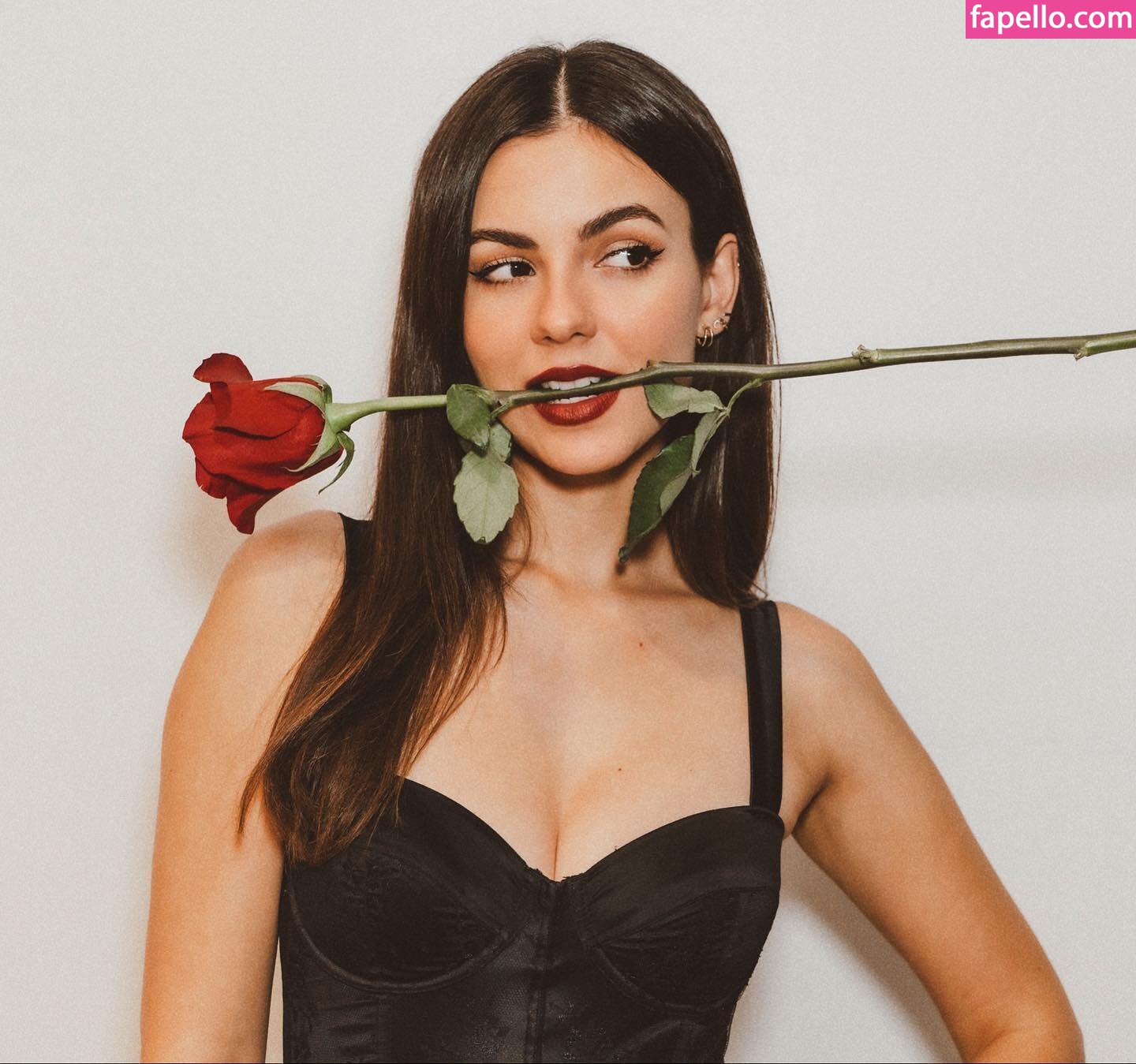 https://fapello.com/content/v/i/victoria-justice/1000/victoria-justice_0704.jpg