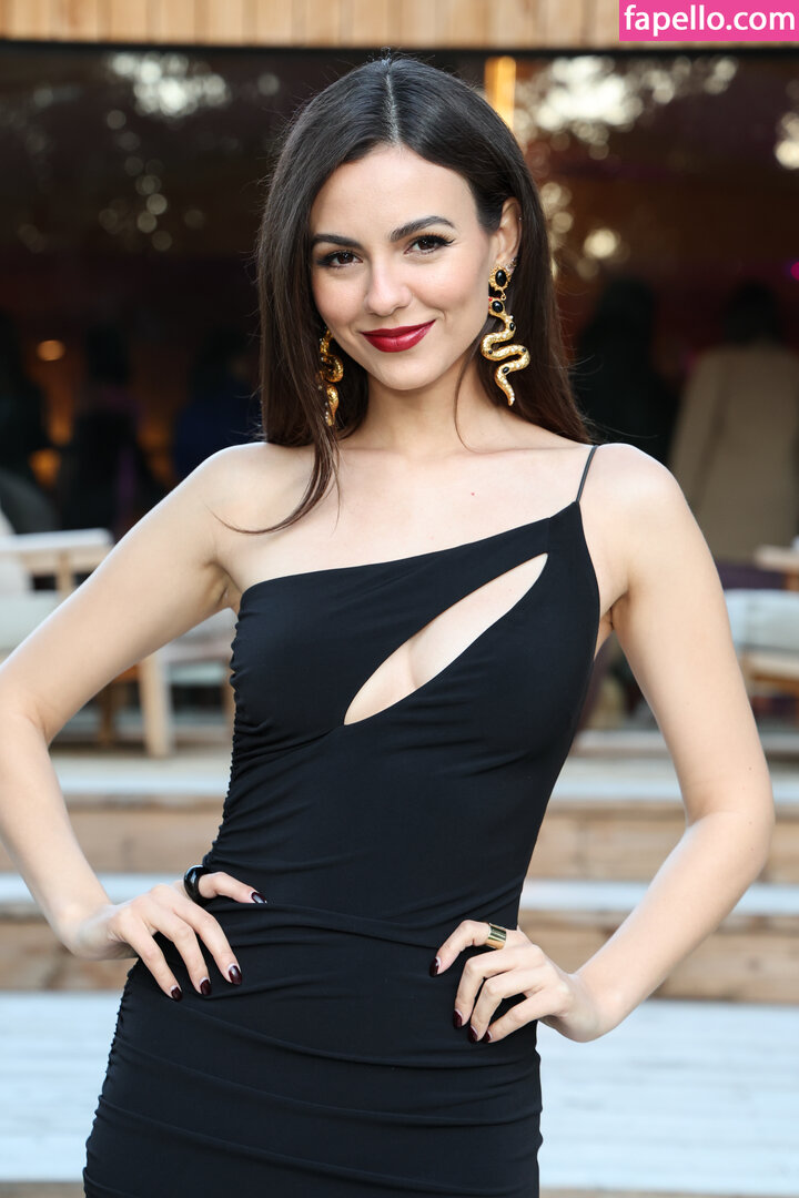 https://fapello.com/content/v/i/victoria-justice/1000/victoria-justice_0753.jpg