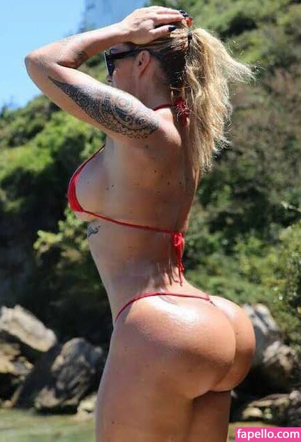 Victoria Lomba Nude Pictures