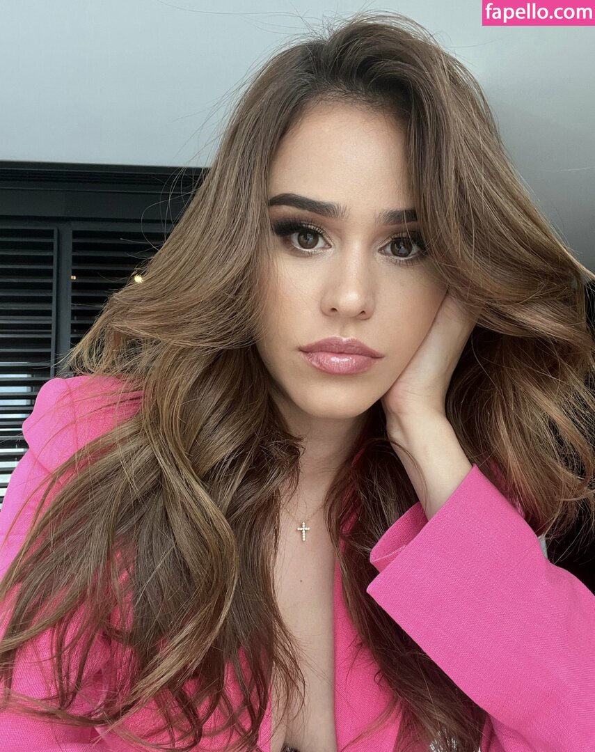 https://fapello.com/content/y/a/yanet-garcia/1000/yanet-garcia_0497.jpg