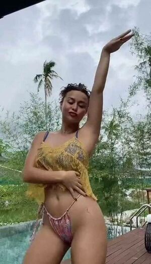 Yassi Pressman nude #0003